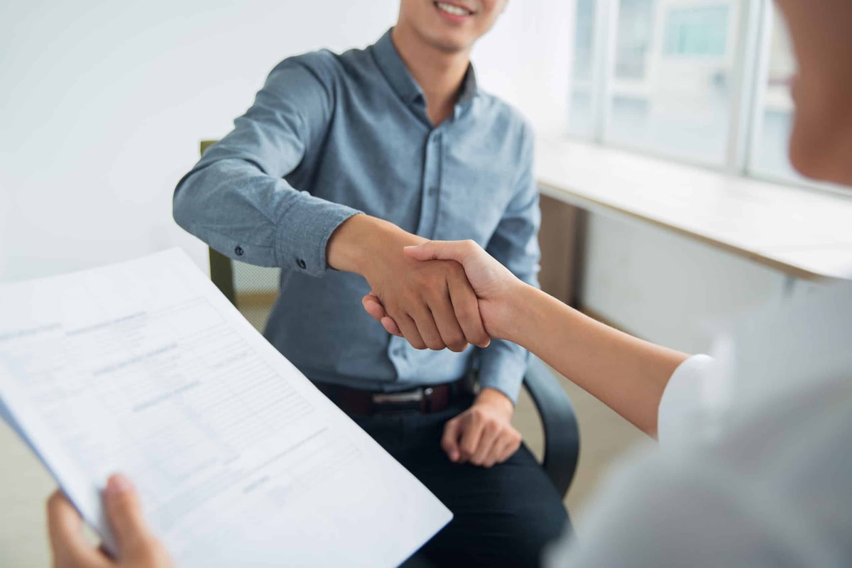 Poignée de mains entre un headhunter Lity et un candidat