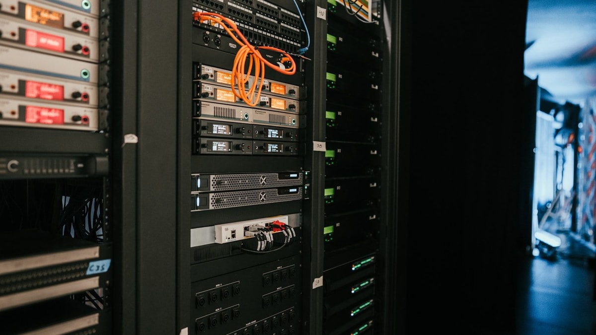 Salle serveur avec racks pour administrateur systèmes et réseaux