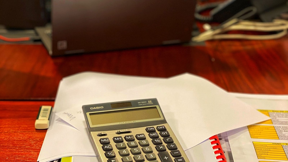 Calculatrice et documents de paie sur bureau