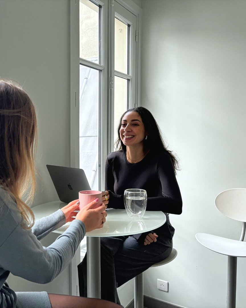 Deux consultantes LITY en entretien dans les bureaux parisiens