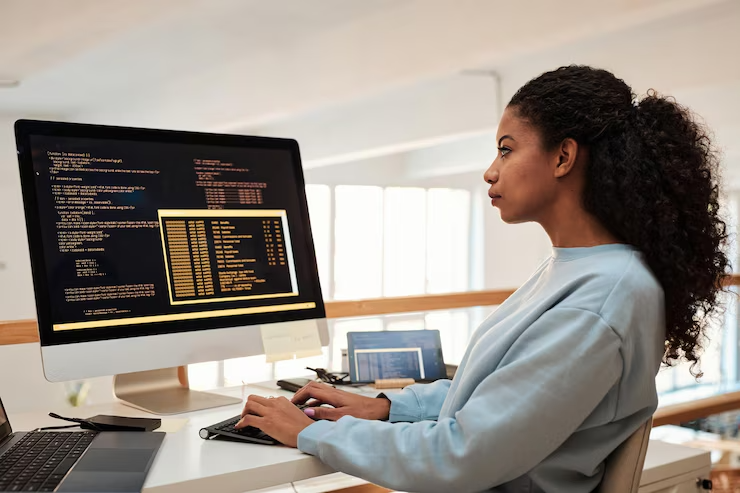jeune-femme-developpeuse-logiciel Méthodologie DevOps : principes, outils et bonnes pratiques pour une adoption réussie