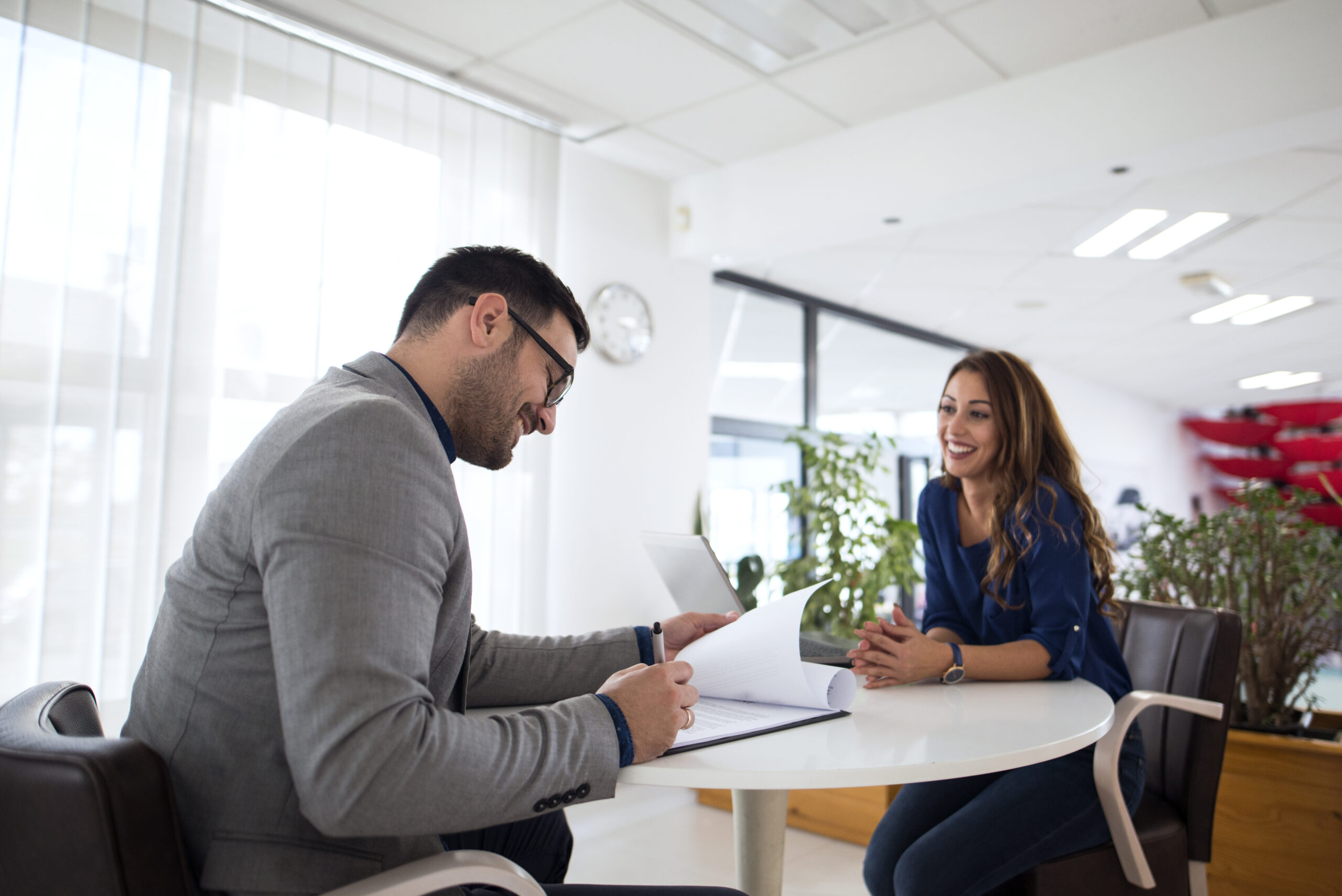 Job interview and candidate selection for employment. Comment recruter un bon commercial ? Le guide complet