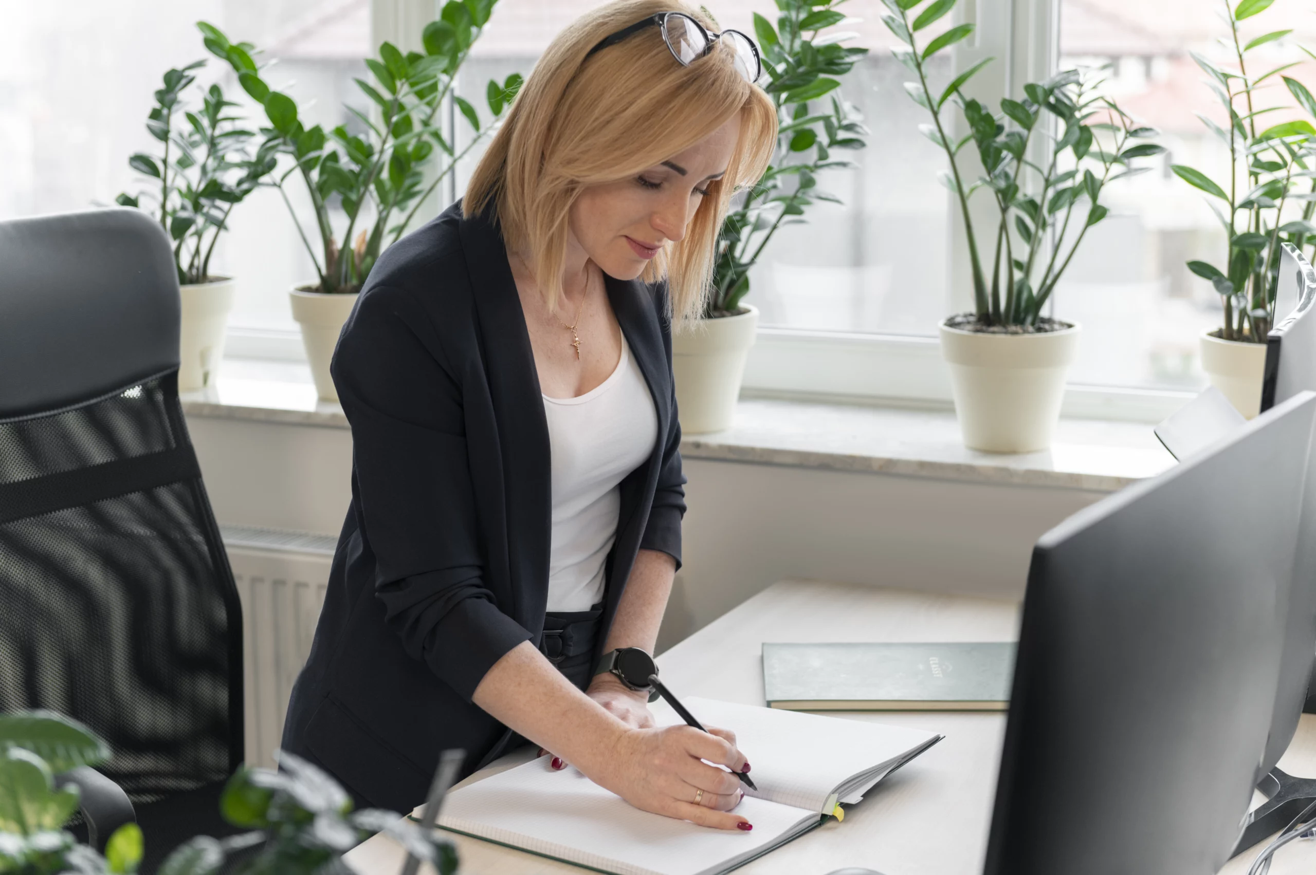 femme-d-affaires-autonome-au-bureau