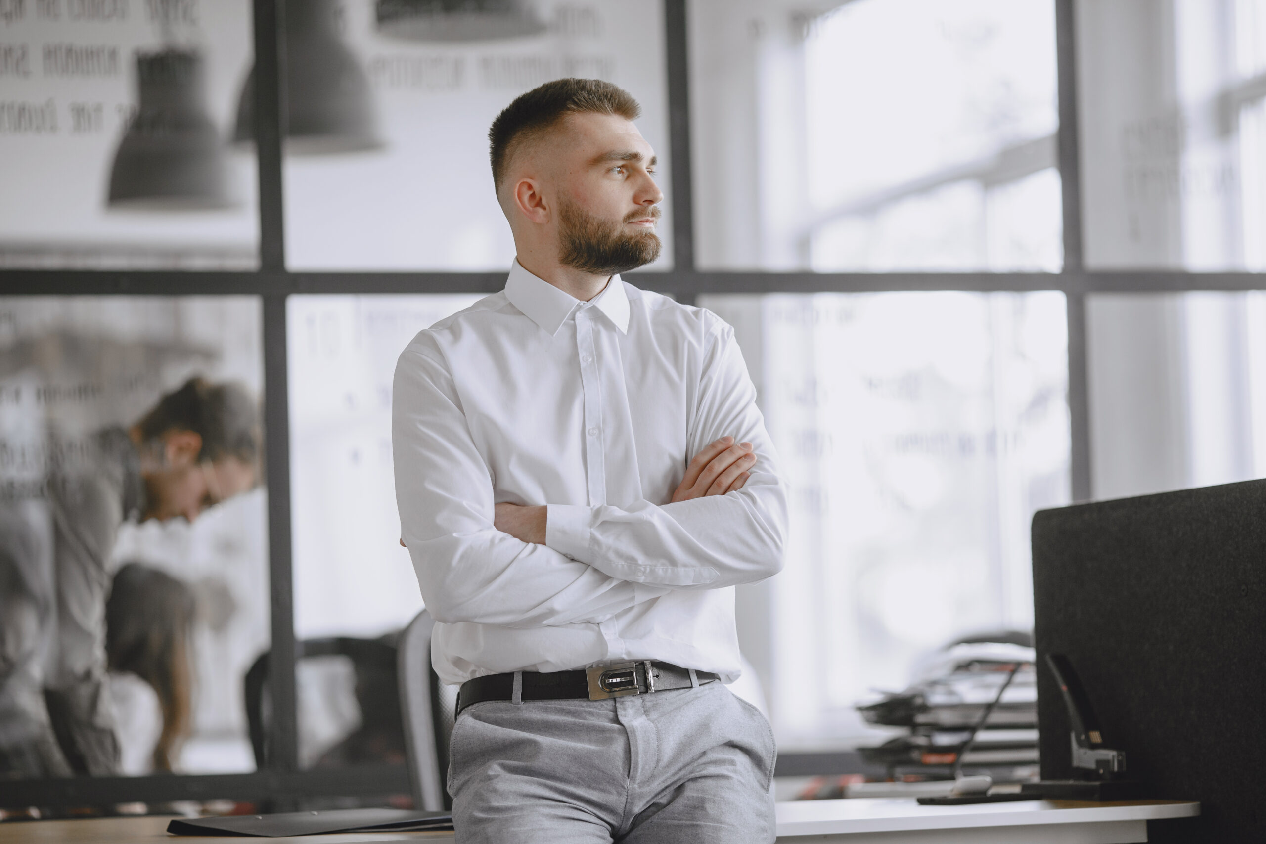 Businessman sitting on the table. Comment recruter un manager ? Le guide complet